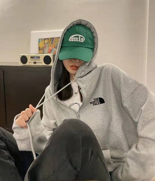 上新 加绒版本+10 北面The North Face刺绣简约百搭落肩宽开衫卫衣连帽外套灰色情侣款 表面100%百分百纯棉 这款是一款百搭款卫衣采用320克进口