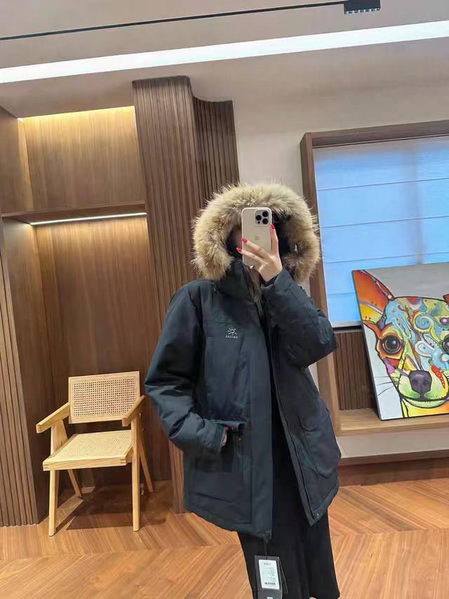 新款上新 模特图 Kallas 凯乐石最新款中长款情侣款鹅绒服 独特的纯色系具有很复古的立体感：胸前Kallas刺绣！！整件羽绒服展现出超强的气场让衣服整体看起