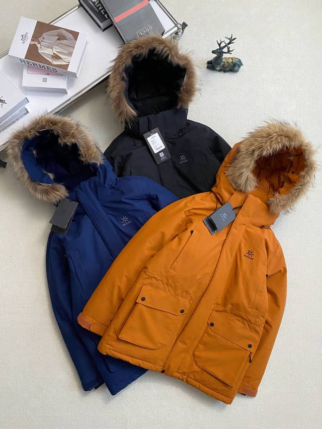 新款上新 实拍图 Kallas 凯乐石最新款中长款情侣款鹅绒服 独特的纯色系具有很复古的立体感：胸前Kallas刺绣！！整件羽绒服展现出超强的气场让衣服整体看起