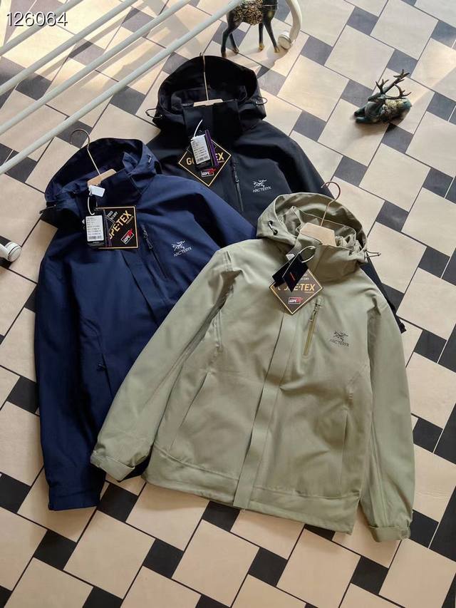 新款上新 实拍图 高品质 25年秋冬最新款 Arc ' Teryx 始祖鸟男女户外三合一羽绒冲锋衣两件套！ 经典款户外三合一羽绒冲锋衣～重磅秋冬新款来袭， 依旧