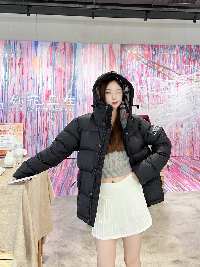 新款上新 模特图 防水防风高版本羽绒服 现货主推爆款Burberry巴宝莉羽绒服 周冬雨同款秋冬新款 可拆式衣袖连帽羽绒服 可当背心可当外套！独家原版定制 坚持