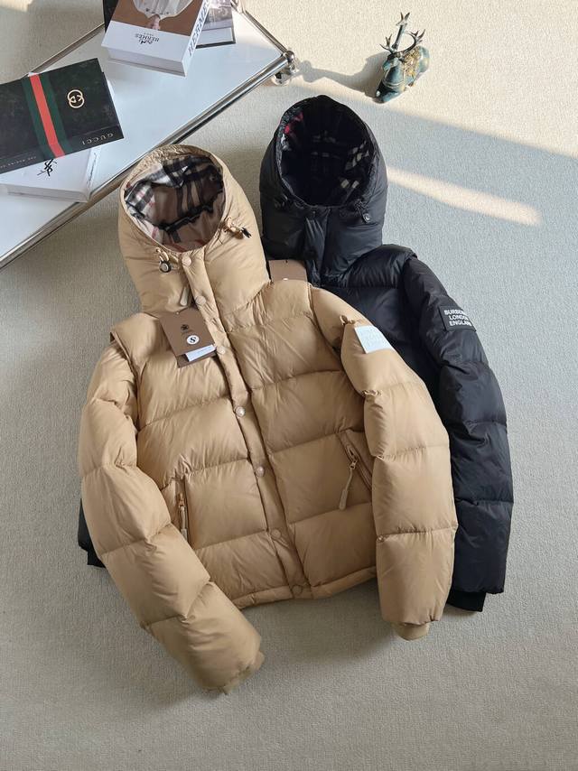 新款上新 实拍图 防水防风高版本羽绒服 现货主推爆款Burberry巴宝莉羽绒服 周冬雨同款秋冬新款 可拆式衣袖连帽羽绒服 可当背心可当外套！独家原版定制 坚持