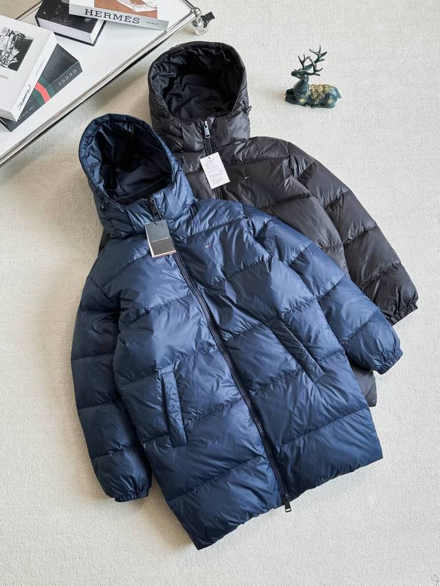 新款上新 实拍图 Tommy25秋冬新款男装美式复古户外潮流中长款宽松连帽羽绒服外套。线上2000+中长款面包羽绒服来了！亮点是领子内部的字母松紧领子设计！连帽