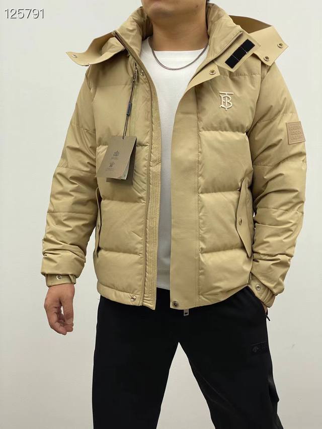 新款上新 模特图 高品质 羽皇登场，巴宝莉Burberry防风、防水男士连帽反光刺绣鹅绒羽绒服，非常非常经典的款式，大牌就是大气。延续了品牌经典高贵，优绅雅士的
