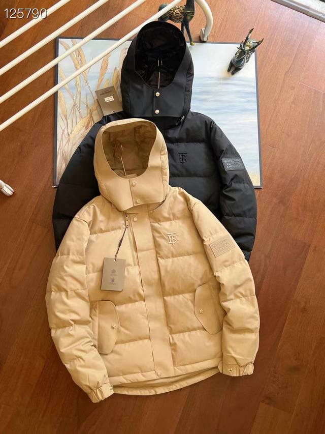 新款上新 实拍图 高品质 羽皇登场，巴宝莉Burberry防风、防水男士连帽反光刺绣鹅绒羽绒服，非常非常经典的款式，大牌就是大气。延续了品牌经典高贵，优绅雅士的