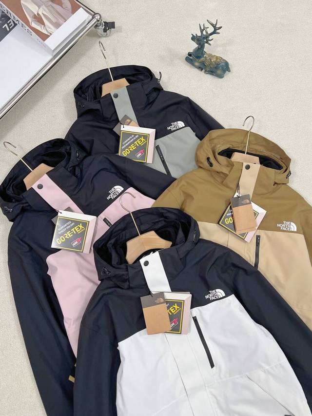 新款上新 细节图 男女情侣款 Tnf北面 1990三合一冲锋衣。日版经典款 防水防风冲锋衣+一件保暖摇粒绒内胆。冲锋衣的面料40D尼龙防撕裂面料 ，兼顾防水 耐