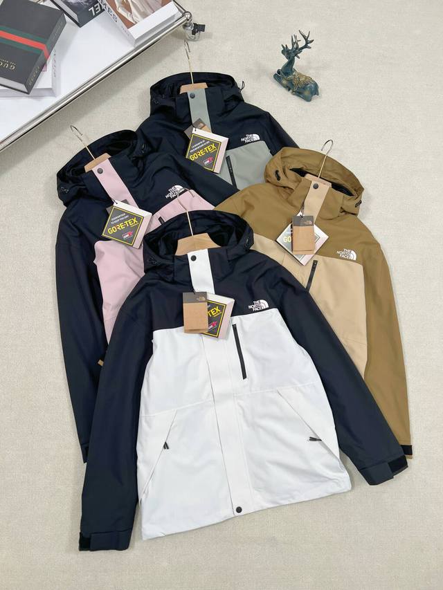 新款上新 实拍图 男女情侣款 Tnf北面 1990三合一冲锋衣。日版经典款 防水防风冲锋衣+一件保暖摇粒绒内胆。冲锋衣的面料40D尼龙防撕裂面料 ，兼顾防水 耐