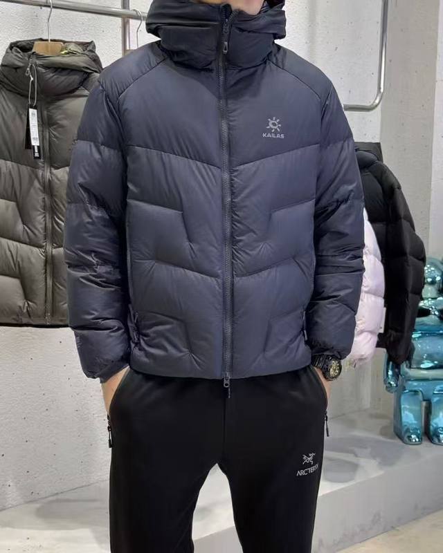 新款上新 模特图 Kailas凯乐石5000Gt羽绒服1000蓬拒水鹅绒轻量外套保暖户外男女 实用性超强的轻薄羽绒服，可以从深秋一直穿到来年春天，外穿内搭，兼顾