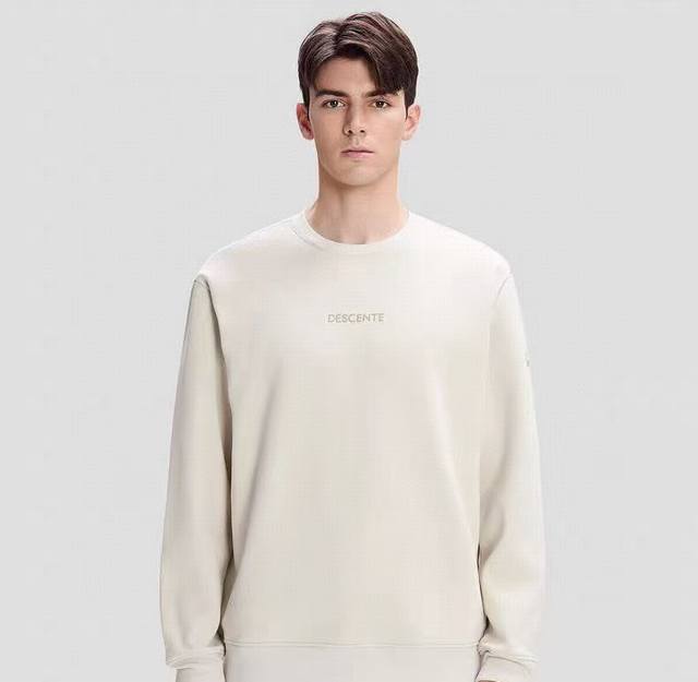 新款上新 模特图 Descente迪桑特男士加绒套头卫衣！官网同款！迪桑特匠心打造男士加绒卫衣，以科技面料构筑温暖屏障，内里细腻绒感锁住体温，无惧凛冽天气。立体