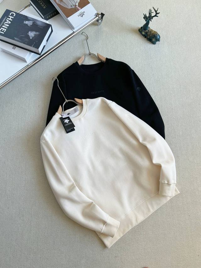 新款上新 实拍图 Descente迪桑特男士加绒套头卫衣！官网同款！迪桑特匠心打造男士加绒卫衣，以科技面料构筑温暖屏障，内里细腻绒感锁住体温，无惧凛冽天气。立体