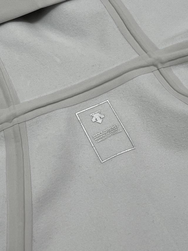 新款上新 细节图 Descente迪桑特25秋冬新品 男士顶尖软壳户外运动训练冲锋衣外套！品相一级棒！客供五金面料！全天候户外运动训练徒步登山必备！顶尖软壳材质