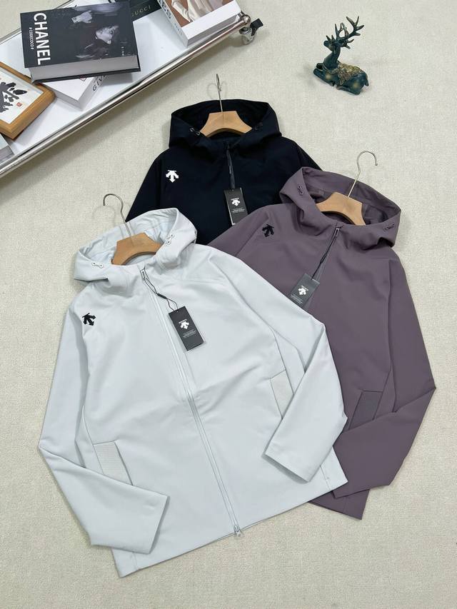 新款上新 实拍图 Descente迪桑特25秋冬新品 男士顶尖软壳户外运动训练冲锋衣外套！品相一级棒！客供五金面料！全天候户外运动训练徒步登山必备！顶尖软壳材质