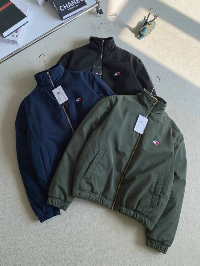 新款上新 实拍图 汤米Tommy25Ss秋冬新款男装美式复古刺绣教练棉服夹克外套！廓形剪裁，版型挺括，上身宽松舒适，胸前经典Logo布麦点缀！字母提花螺纹领，相