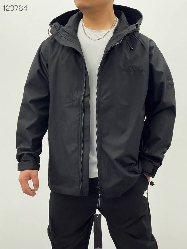 新款上新 模特图 顶级版本 Stone Lsland 石头岛25Ss刺绣多功能防水防风户外冲锋衣三合一外套！内附两排拉链加内衬摇粒绒内胆，即保暖又可拆卸单穿！可