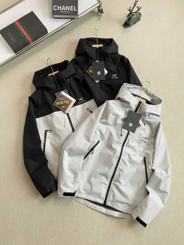 新款上新 实拍图 Arc'teryx始祖鸟 压胶Logo 三合一可拆卸内胆男士 硬壳抓绒冲锋衣！外层采用Gore-Txe面料，深层防水防风，可拆卸抓绒内胆，无缝