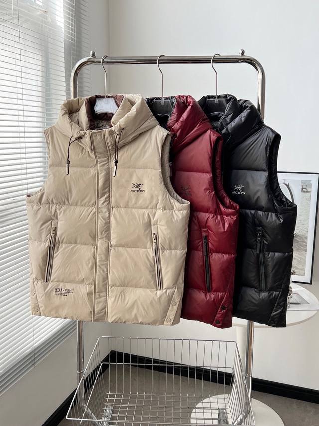 新款上新 实拍图 高品质 Arcteryx 始祖鸟秋冬连帽拉链亮皮情侣马甲轻薄羽绒服！ 经典著作，日常休闲 随意搭配 都是无可挑剔，送人自留！都非常有面 经典款