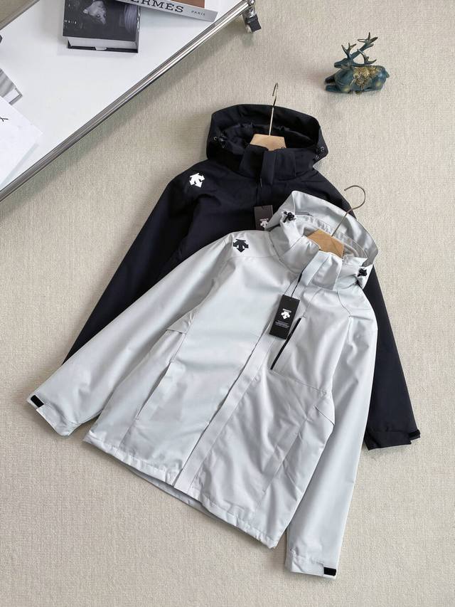 新款上新 实拍图 高品质 迪桑特24Ss三合一冲锋衣！男女同款！每一个配色都是经典百搭 不过时真正的防水防风冲锋衣。有效阻挡风霜雨雪 可拆卸抓绒内胆三合一冲锋衣