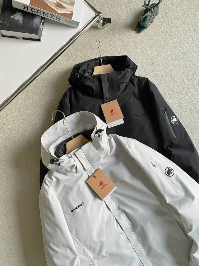 新款上新 细节图 高品质 Mammut猛犸象户外轻量连帽保暖羽绒三合一冲锋衣。超值捡漏性价比，对于一些喜爱户外活动男士，三合一可脱卸功能更为舒适简洁，易于打理，