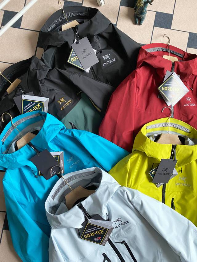 新款上新 细节图 市场最高版本全溢胶款 Arc'teryx始祖鸟 Alpha Sv 第7代 硬壳连帽冲锋衣 防风 防水 透气 功能性外套 户外 登山服 采用经五