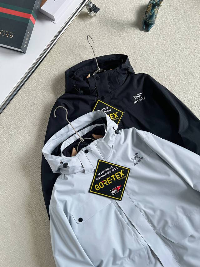 新款上新 细节图 高品质 Arc'teryx 始祖鸟 压胶Logo 三合一可拆卸内胆男士 硬壳抓绒冲锋衣！外层采用Gore-Txe面料，深层防水防风，可拆卸抓绒