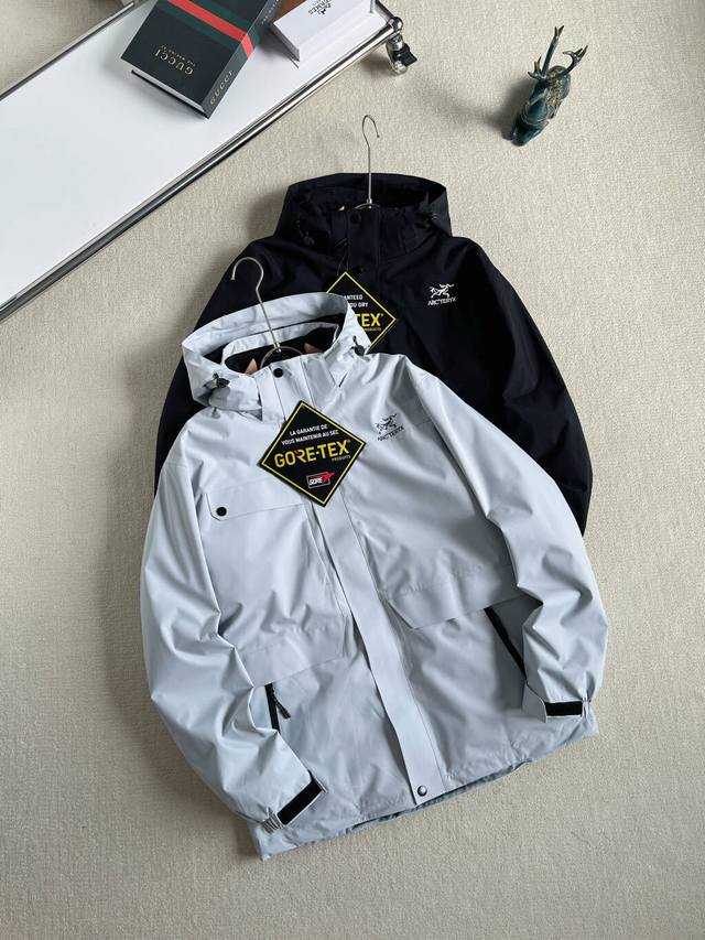新款上新 实拍图 高品质 Arc'teryx 始祖鸟 压胶Logo 三合一可拆卸内胆男士 硬壳抓绒冲锋衣！外层采用Gore-Txe面料，深层防水防风，可拆卸抓绒