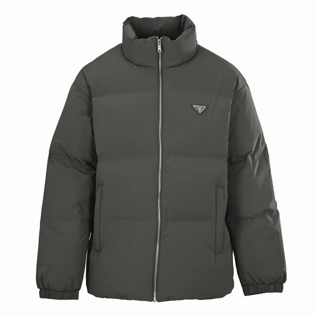 prada 普拉达prd 三角标立领羽绒服 面料采用高支府绸面料 表面独特哑光肌理 更显质感 经纱细密+纬纱粗韧的高支高密编织 表面独特的十字肌理感比普通棉质更