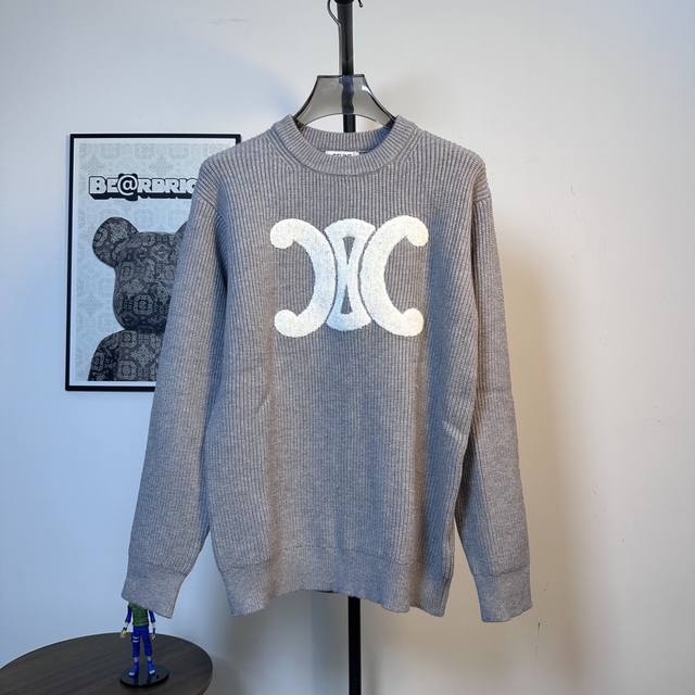 款号D111 Celine 赛琳 毛巾绣圆领毛衣 这款是赛林家百搭款，不管你穿什么裤子裙子都可以百搭哦！高品质 高克重 荔枝纹皮标 区别市场通货，今年秋冬必入的