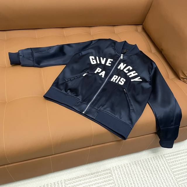 Celine赛琳 走秀款棒球服外套夹克 订购原版开模 历时一个月终于出货了，简直太爱了 上身真的超级帅。抖音某博主讲今年新出的会成为未来的趋势，随意翻翻街拍 就