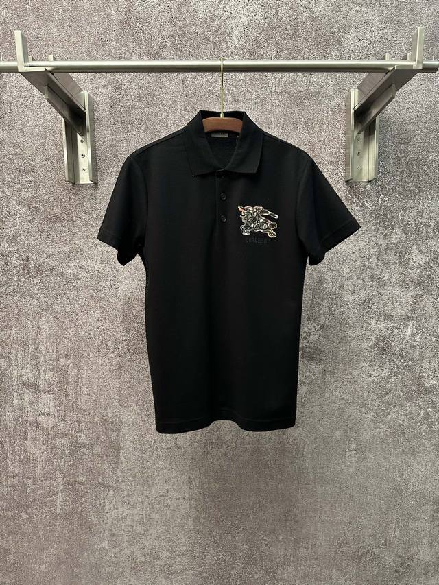 Bur*Erry 2026 Ss 春夏新款 翻领polo短袖衫 珠地棉透气面料 前胸Vintage格纹贴布 点缀经典品牌战马刺绣 简约设计风格 不挑人穿 直筒版