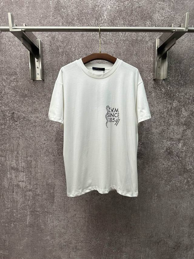 上新 1V26Ss圆领印花短袖T恤 采用高端成衣工艺打造，面料甄选230G重磅双股精梳棉，经酵素洗水工艺处理，让棉料触感柔软且不易起球、变形，同时保留棉质的透气