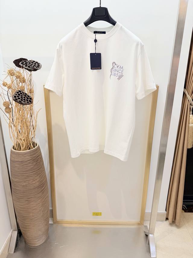 Size 46 48 50 52 男女同款 197524 1V路易家2026Fw 早春新年限定版前后幅印花半袖T恤 棉质 洗涤方式：干洗或包裹洗衣袋单独冷水快速