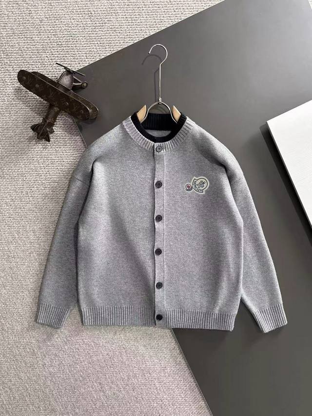 隔天出货 蒙口 2025官网冬季最新毛衣，专柜同步在售爆款！特供羊毛混纺面料.手感舒适.可直接接触皮肤，Logo徽章精致刺绣标志，极为抢眼！细节凸显大牌时尚魅力