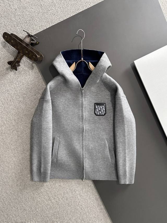 隔天出货 Dior 2025官网冬季最新毛衣，专柜同步在售爆款！特供羊毛混纺面料.手感舒适.可直接接触皮肤，Logo徽章精致刺绣标志，极为抢眼！细节凸显大牌时尚