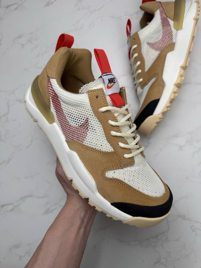 合作私 期待已久的火星鞋第三代终于正式亮相，全皮的内衬搭配经典的软木塞鞋垫，质感依旧在线！中底则是更有工装风格，搭载的碳纤维板和鞋头挡泥板都让它在三双火星鞋中颇