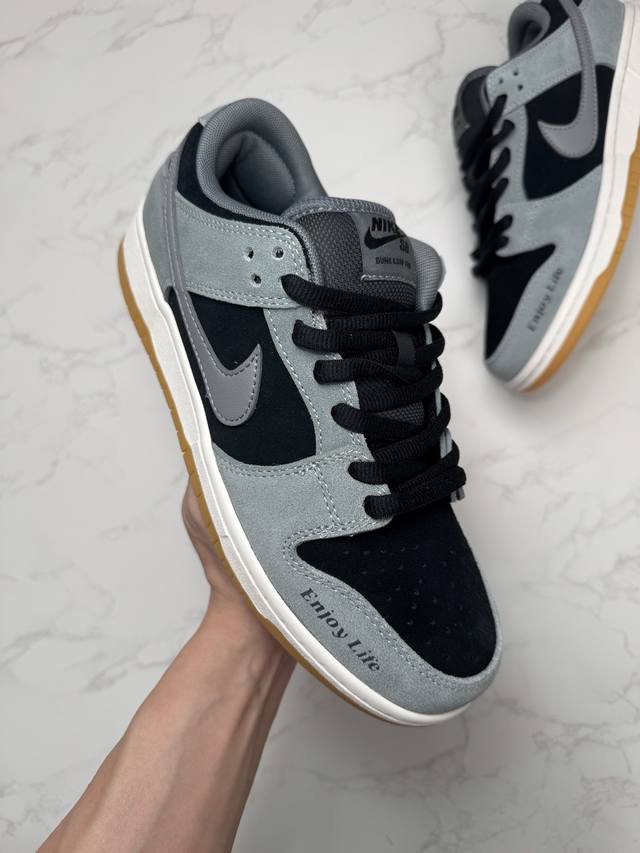 合作私 Yc Nike Dunk Sb Low“Dark Smoke Grey”灰黑色 灰黑生胶 此款以简约大方的造型设计，给人以随性休闲的时尚格调，穿着舒适轻