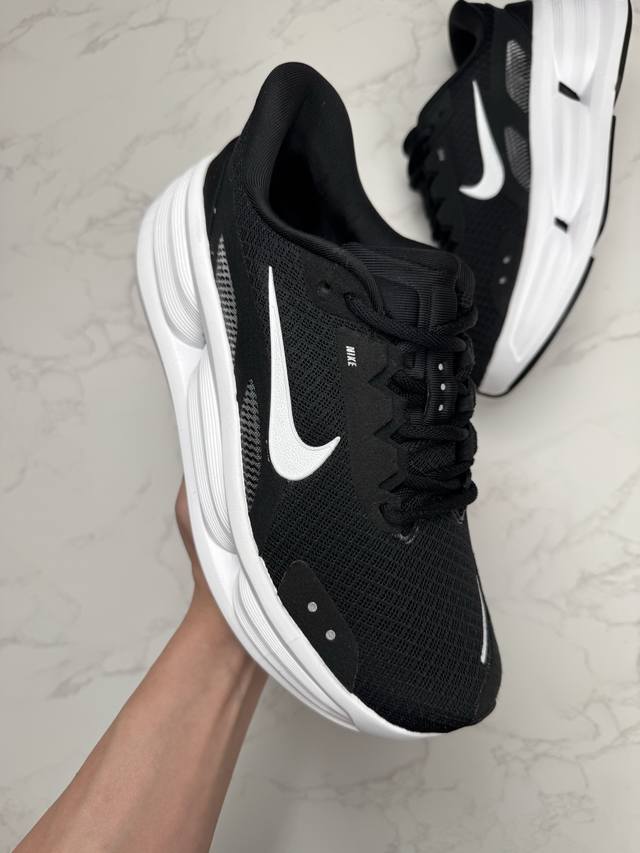 合作私 Nike Comfort Ride Easyon Access 白黑 该跑鞋在缓震和支撑方面有一定特点。搭载加高泡绵缓震配置，能提供缓震迈步体验。中底泡