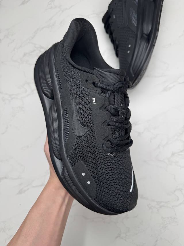 合作私 Nike Comfort Ride Easyon Access 白黑 该跑鞋在缓震和支撑方面有一定特点。搭载加高泡绵缓震配置，能提供缓震迈步体验。中底泡