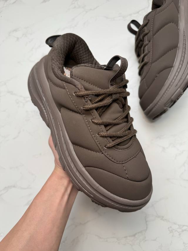 合作私 2025 Bondi B3Ls联名鞋款闪亮登场 Hoka X Marni的跨界联名带来的 超乎想象的惊喜 以Hoka的经典的Bondi跑鞋为画布 Mar