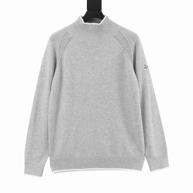 Moncler蒙口 徽标高领长袖毛衣 原版：4264购入开发，克重：约800克。该毛衣采用高领针织工艺，领口纹理紧密且富有弹性，既保暖又具造型感。细节工艺上，肩