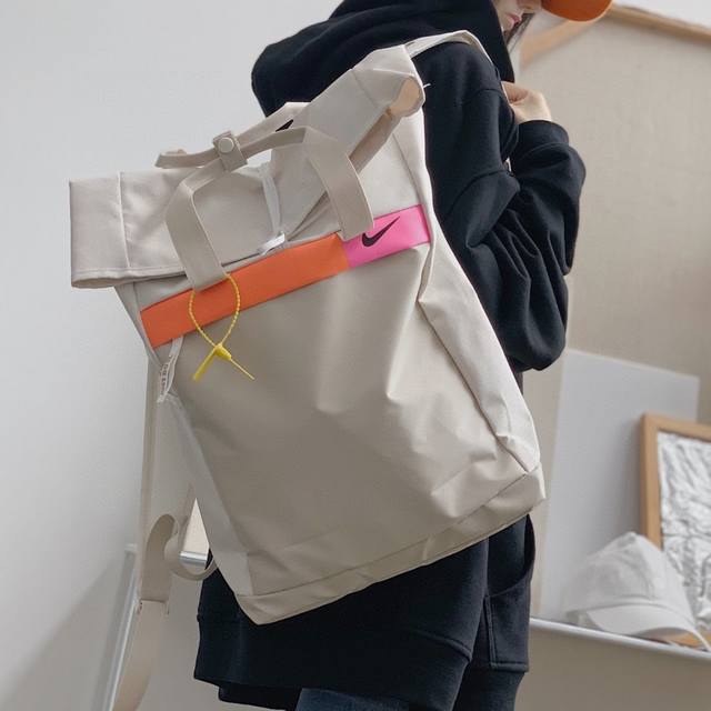 Nike纯色卷口双肩包手拎包学生书包男女同款。 这款包等了好长时间才多出一批。包包非常耐看简直是百看不厌的色系。 包包容量大内置电脑夹层。 拼纯色pu防水材质且