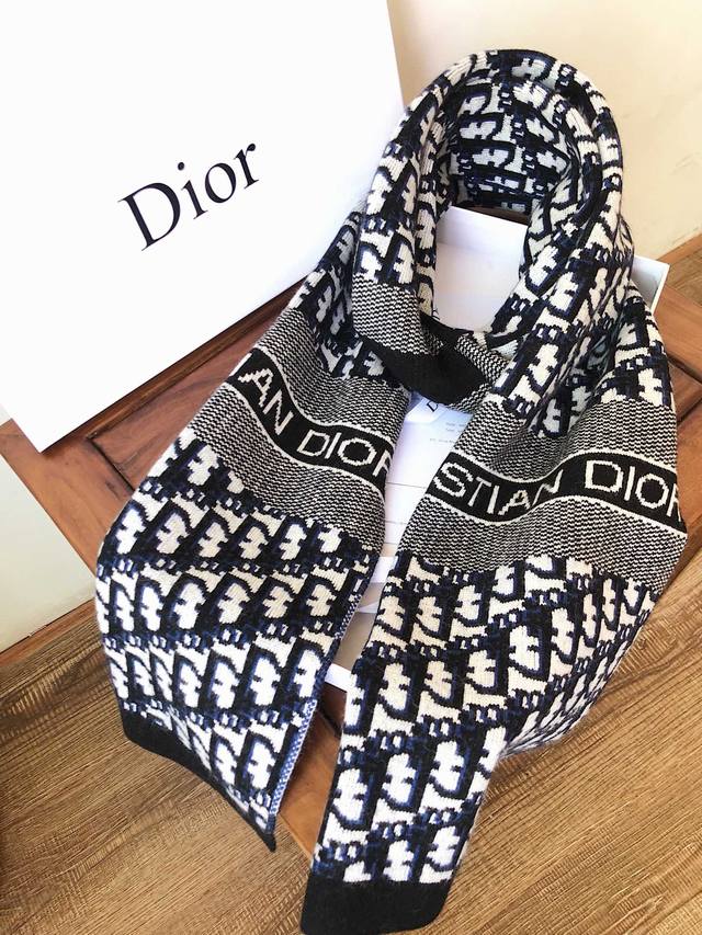 配全套专柜礼盒包装30元 Dior 貌似将成为年度最火，秋冬设计师款最新出货复刻版定制女针织羔羊绒两用披肩围巾 ◎特点:D家秋冬新款 最新针织提花风格 高端设计