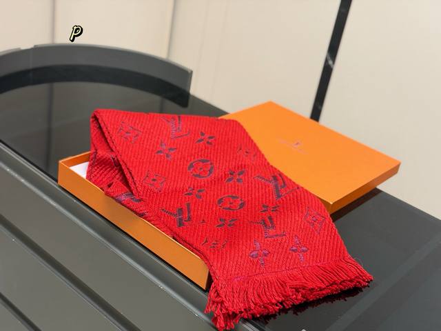 配全套专柜礼盒包装+30元 唐嫣红重磅来袭 实物拍摄Lv唐嫣同款爆款围巾 这款围巾上饰有经典的Monogram 大花图案和路易威登首字母样，围巾一面为温暖的羊毛