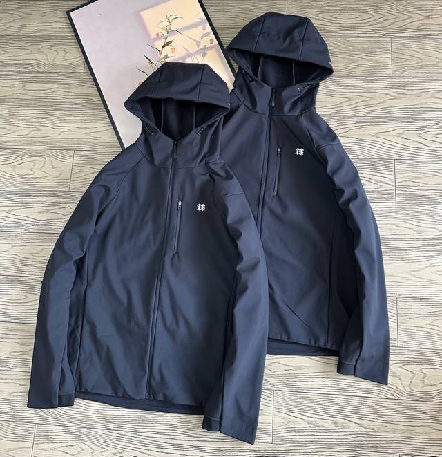 加绒外套！Kolon Sport 可隆软壳衣男防泼水防风外套保暖连帽拉绒软壳夹克 冬日型格之选 多功能加绒软壳内胆夹克 这款男士立领软壳夹克专为寒冬打造，集防风