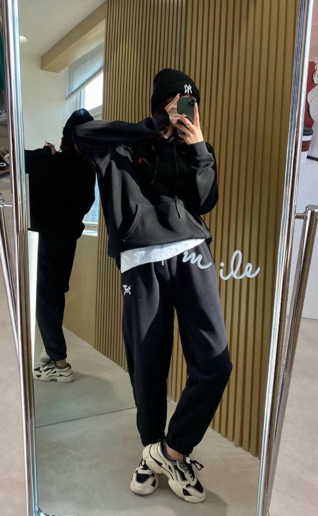 模特图 Arc’Teryx始祖鸟水貂绒加绒加厚男女情侣款休闲运动卫裤。 经典时尚款，客供纯棉针织复合加绒面料，柔软亲肤，舒适保暖！精美刺绣小标Logo，做工细节