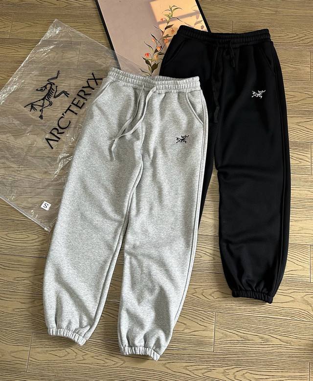 Arc’Teryx始祖鸟水貂绒加绒加厚男女情侣款休闲运动卫裤。 经典时尚款，客供纯棉针织复合加绒面料，柔软亲肤，舒适保暖！精美刺绣小标Logo，做工细节都非常不