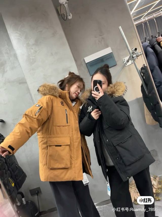 模特图 最新款 张凌赫代言［官网同步］最高一比一版本：Mlb专柜醉新款男女情侣同款中长款鹅绒羽绒服带有港风的外套款，官网售价5210米 独特的纯色系具有很复古的