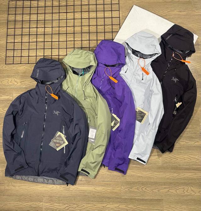 始祖鸟情侣款户外三合一羽绒冲锋衣~ 重磅秋冬新款来袭，2 4年秋冬最新款 Arc'teryx 始祖鸟两件套冲锋衣，羽绒内胆！ 专柜醉新版，兄弟千万别错过！ 先进