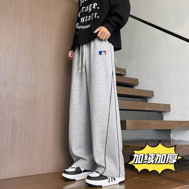 Mlb Ny洋基队 冬季 加绒加厚 不规则条纹拼接运动卫裤休闲裤长裤，男女同款。 不规则条纹拼接设计，设计感十足，插兜处Mlb贴标Logo设计，内里加绒加厚附绒