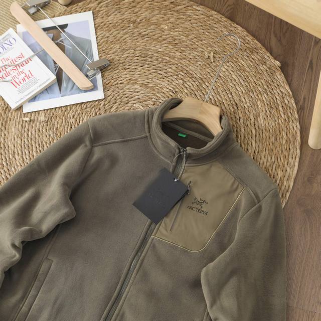 Arc'teryx 始祖鸟户外加绒加厚双面摇粒绒抓绒毛毛衣外套！ 高密度摇粒复合棉花绒，双层加绒！所以比市面上的大部分都厚 表面是小颗粒摇粒绒，内里是一层很厚大