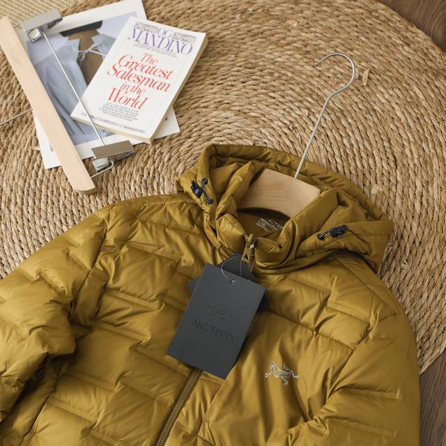 Arc'teryx 始祖鸟新款户外运动轻薄连帽羽服 可做男女情侣款休闲百搭外套！ 集户外与休闲通勤一体，耐磨且保暖，标准款式设计简洁流畅， 在寒冷环境下还可轻松